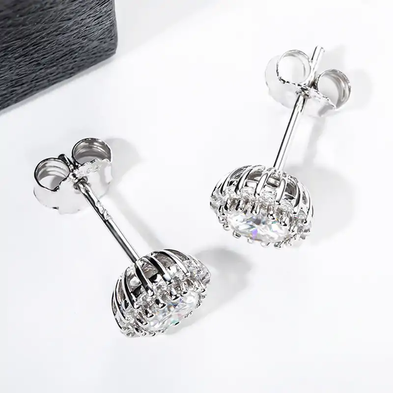 Moissanit Ohrstecker Silber. 7 Elegante Ohrstecker aus Silber mit runder Moissanit-Halo-Form | D-Carats.