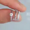 Pendientes de aro pequeños en forma de C de plata de ley chapada en oro blanco con moissanita | D-Carats.