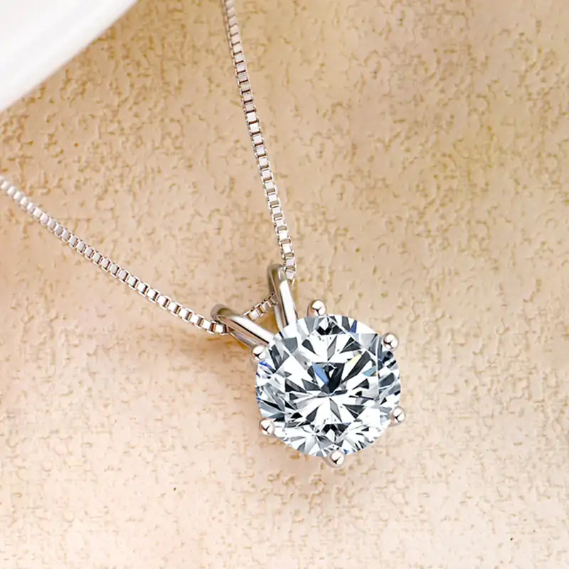 Schmucksets für Damen. 9 Schöne Solitär-Halskette mit Diamant-Moissanit aus Silber |