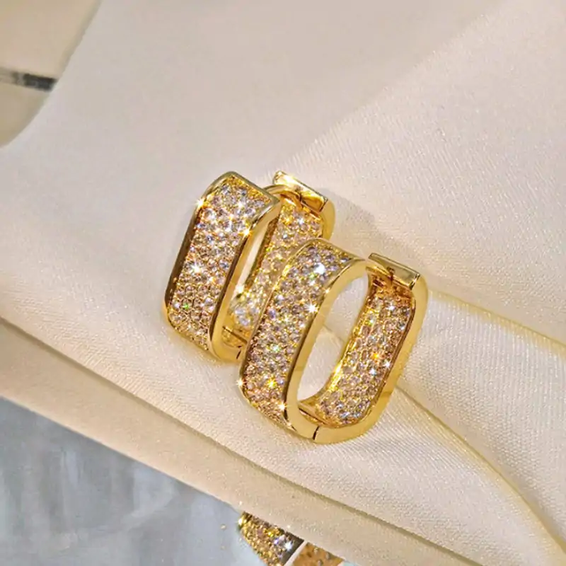 Pendientes de aro huggie de plata con moissanita. 5 Pendientes de aro huggie cuadrados de color dorado con moissanita y plata | D-Carats.