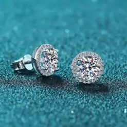 Boucles d'oreilles puces élégantes en moissanite et argent | D-Carats.