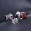 Pendientes de botón de plata con granate natural en forma ovalada. 2 Pendientes de botón con granate rojo natural de corte ovalado en plata | D-Carats.