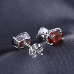 Précieuses boucles d'oreilles en argent massif composées de grenats rouges naturels de taille ovale | D-Carats.