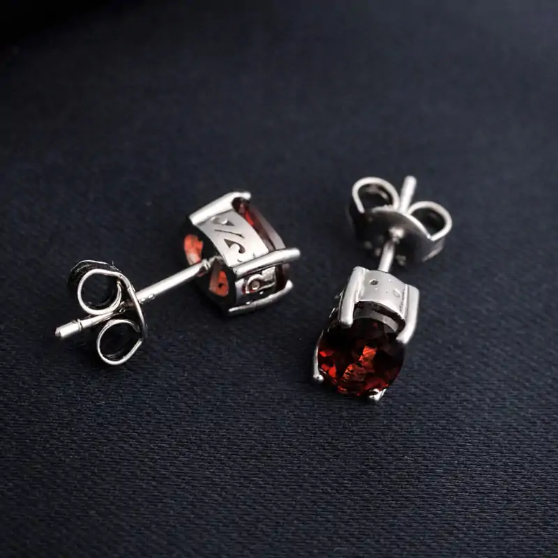 Pendientes de botón de plata con granate natural en forma ovalada. 5 Pendientes de botón de piedra preciosa granate rojo de corte ovalado de alta calidad en plata | D-Carats.
