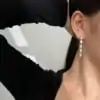 Elegante zilveren peervormige bengelende oorbellen met witte saffier | D-carats.