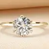 Anillo de compromiso solitario de plata con moissanita. 19 Anillo de compromiso solitario de moissanita en plata adorable | D-Carats.