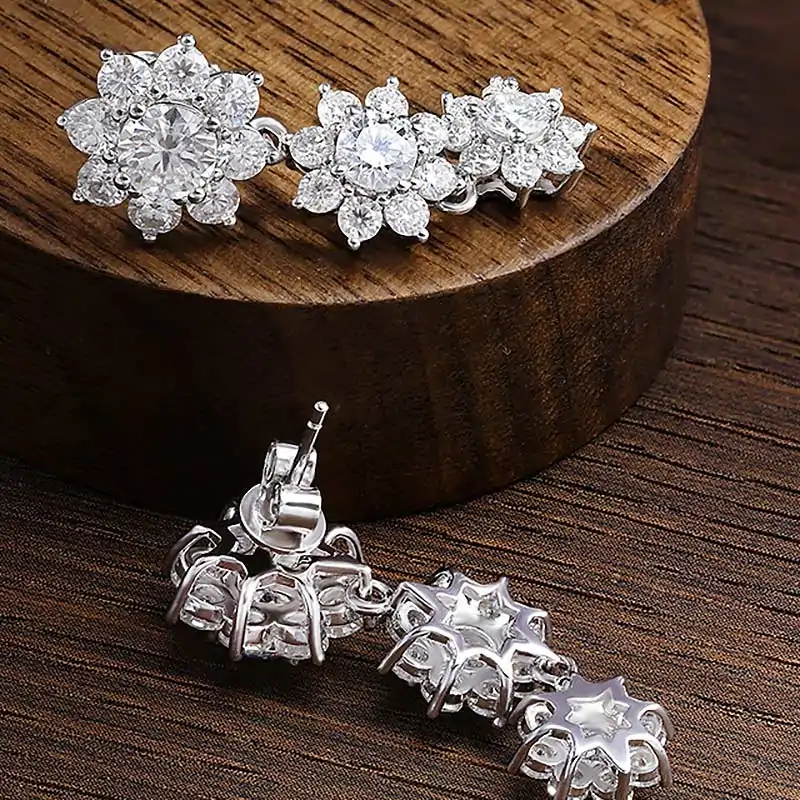 Pendientes colgantes de moissanita en plata con diseño de girasol. 6 Bonitos pendientes colgantes de plata con moissanita en forma de girasol | D-carats.
