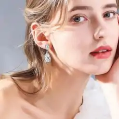 Adorables boucles d'oreilles en argent massif avec moissanite en goutte d'eau | D-Carats.