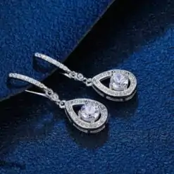 Pendientes colgantes elegantes en forma de lágrima con moissanita y plata | D-Carats