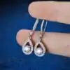 Pendientes colgantes de lágrima asequibles moissanita plata | D-Carats