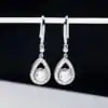 Pendientes duraderos de moissanita y plata con forma de gota | D-Carats