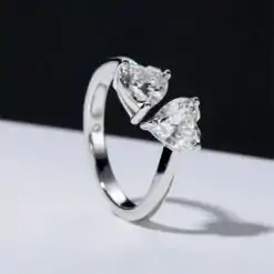 Betaalbare sterling zilveren twee hart moissaniet stenen verlovingsring | D-Carats.