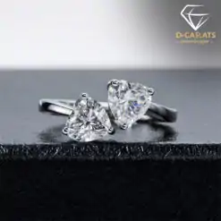 Romantische sterling zilveren twee hart moissaniet stenen verlovingsring | D-Carats.