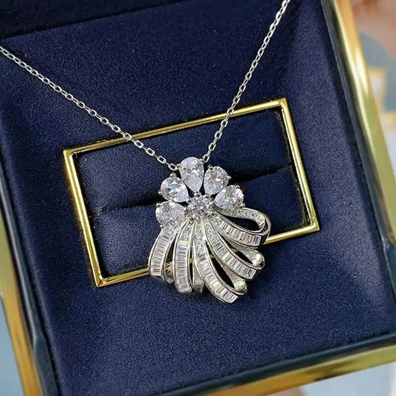 Collier avec pendentif fleur en saphir blanc 9 Joli collier avec pendentif en saphir blanc et argent | D-Carats