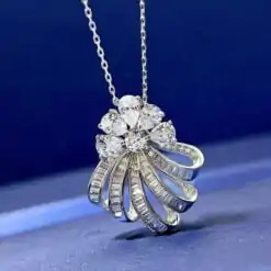 Betaalbare zilveren ketting met hanger en witte saffier | D-Carats