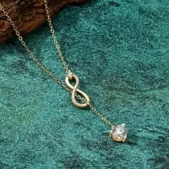 Collier lariat unique en argent sterling et moissanite au design infini | D-Carats.