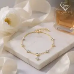 Lucky charm clover bracelet in polished 18k yellow gold sterling silver with moissanite diamond | D-Carats.