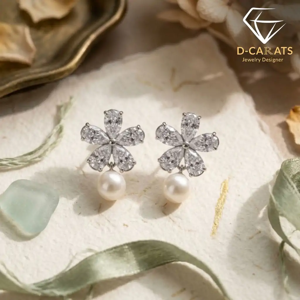 Pendientes colgantes de perla y plata con flor de circón 13 Primer plano de pendientes colgantes de perla plateada con tachuelas en forma de flor con circones brillantes sobre una superficie de papel crema texturizado